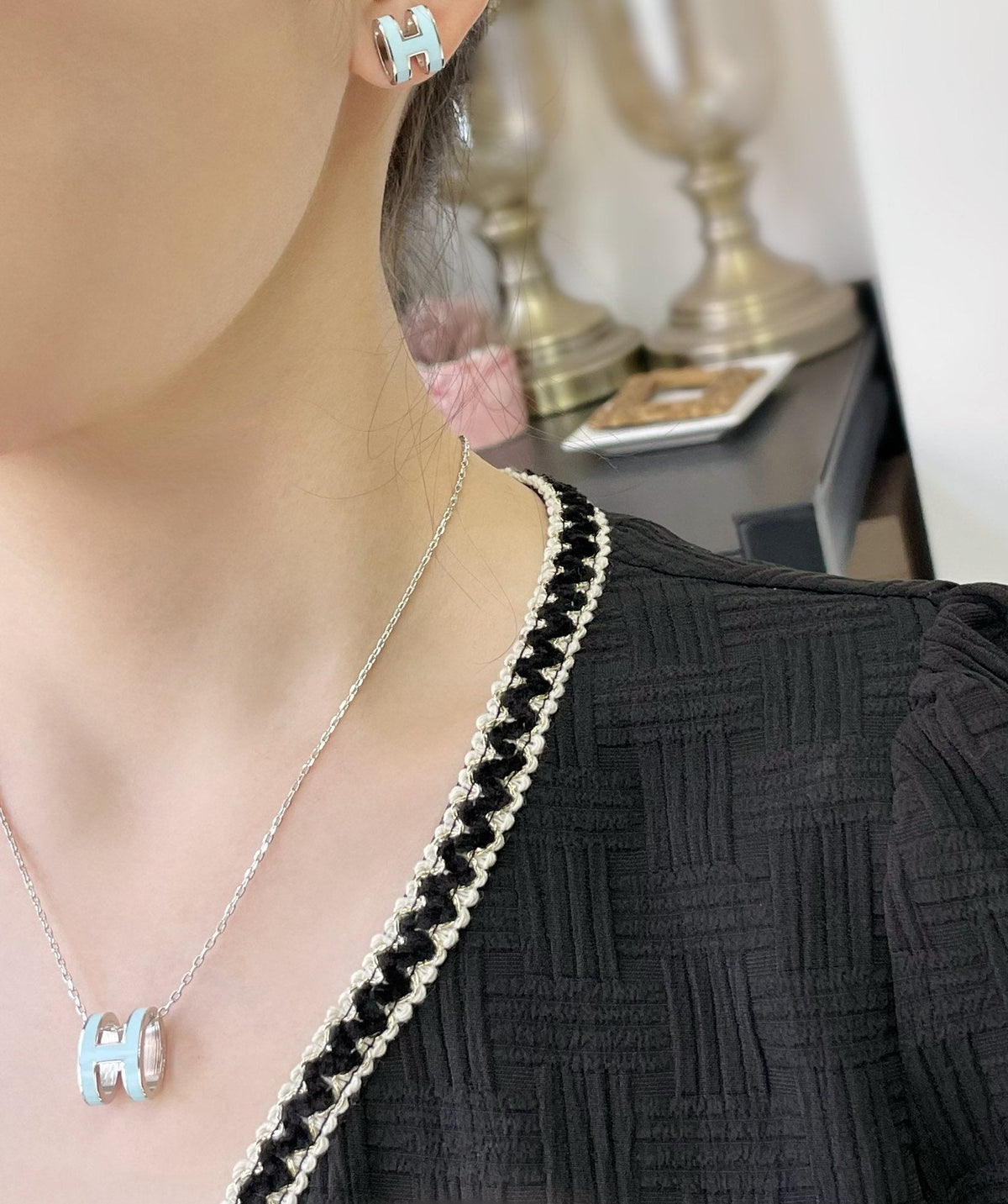 [Regalia Jewelry]POP H SKY BLUE STUD EARRINGS