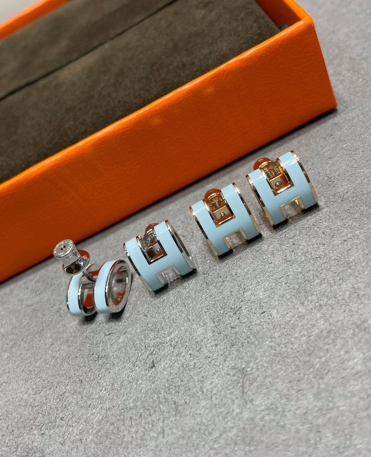 [Regalia Jewelry]POP H SKY BLUE STUD EARRINGS