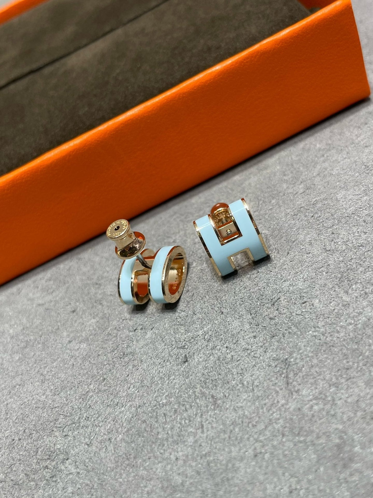[Regalia Jewelry]POP H SKY BLUE STUD EARRINGS