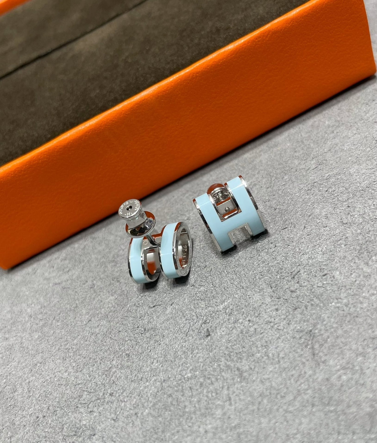 [Regalia Jewelry]POP H SKY BLUE STUD EARRINGS