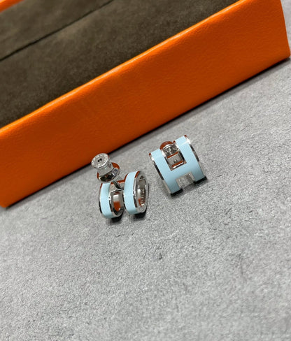 [Regalia Jewelry]POP H SKY BLUE STUD EARRINGS