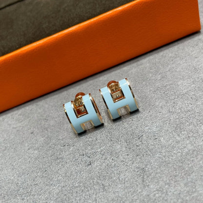 [Regalia Jewelry]POP H SKY BLUE STUD EARRINGS