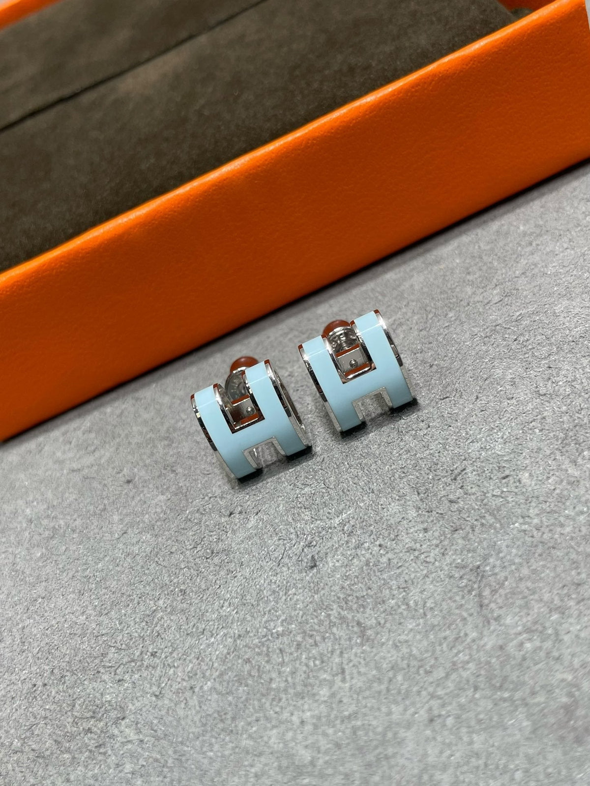 [Regalia Jewelry]POP H SKY BLUE STUD EARRINGS