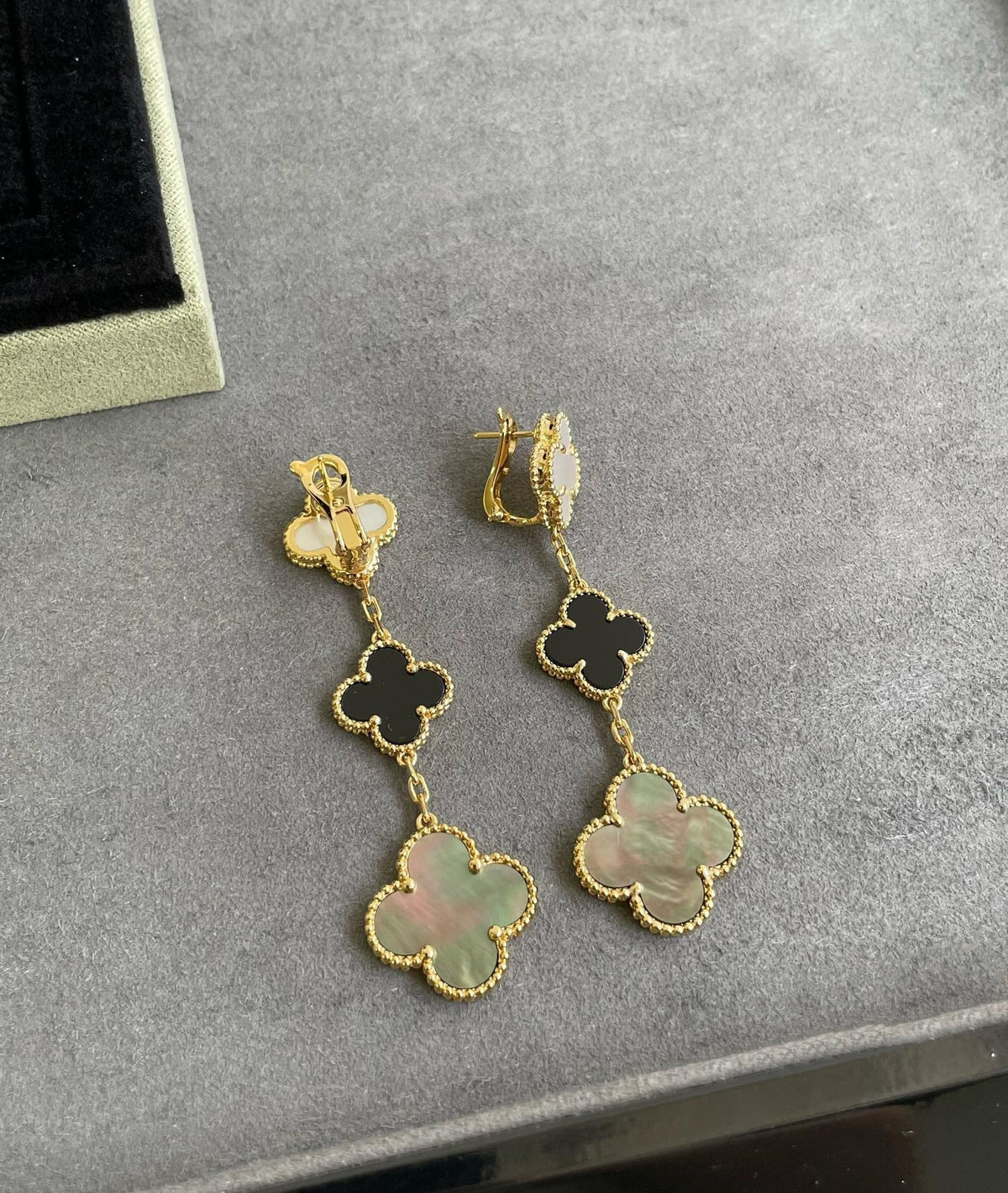 [Regalia Jewelry]CLOVER 3 MOTIF MOP ONYX DARK MOP PINK GOLD EARRINGS