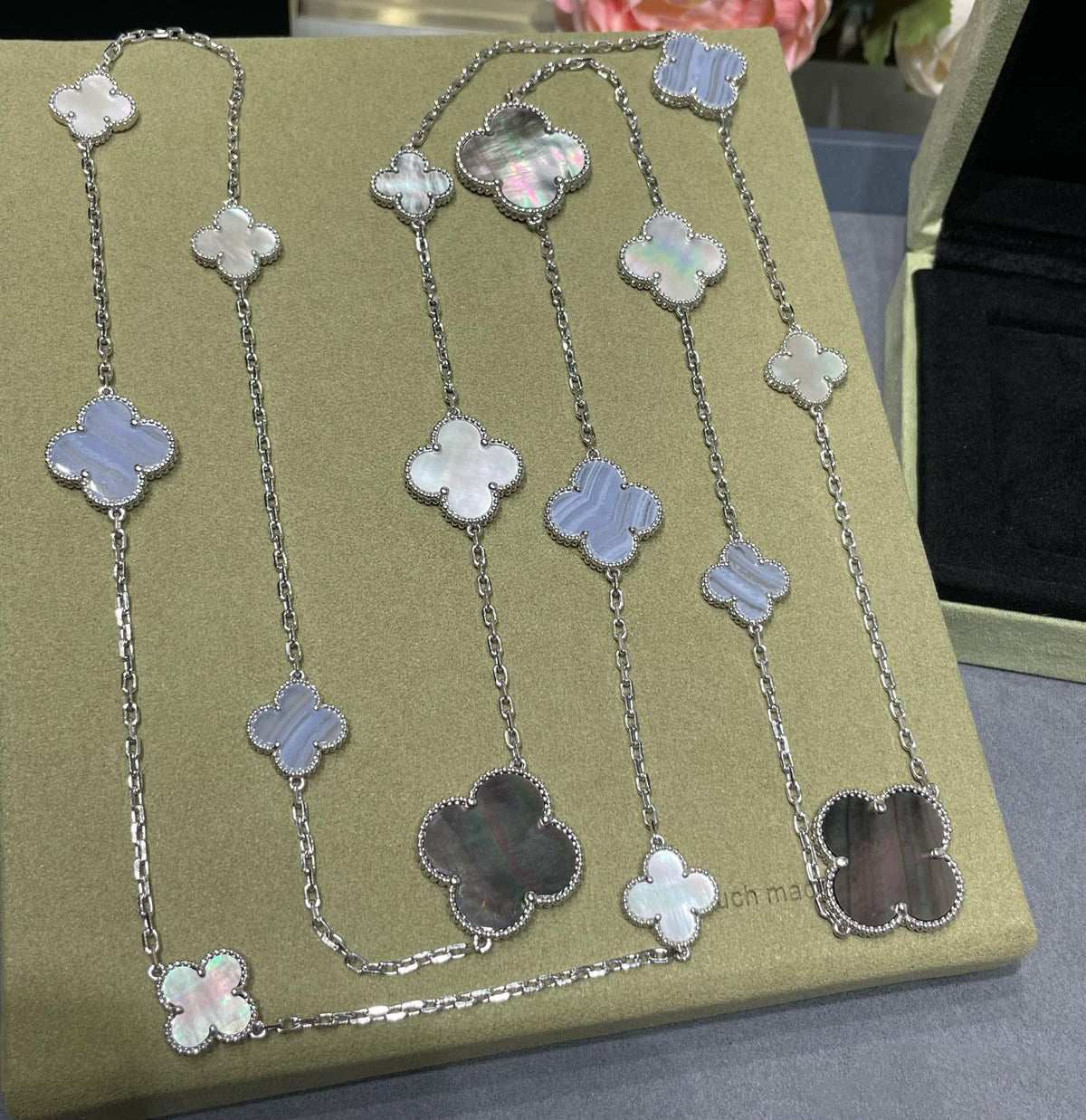 [Regalia Jewelry]CLOVER 16 MOTIF CHALCEDONY MOP SILVER NECKLACE