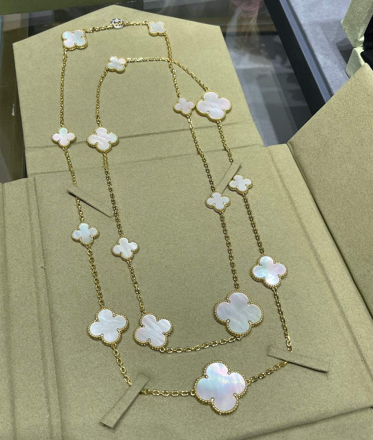 [Regalia Jewelry]CLOVER 16 MOTIF WHITE MOP GOLD NECKLACE