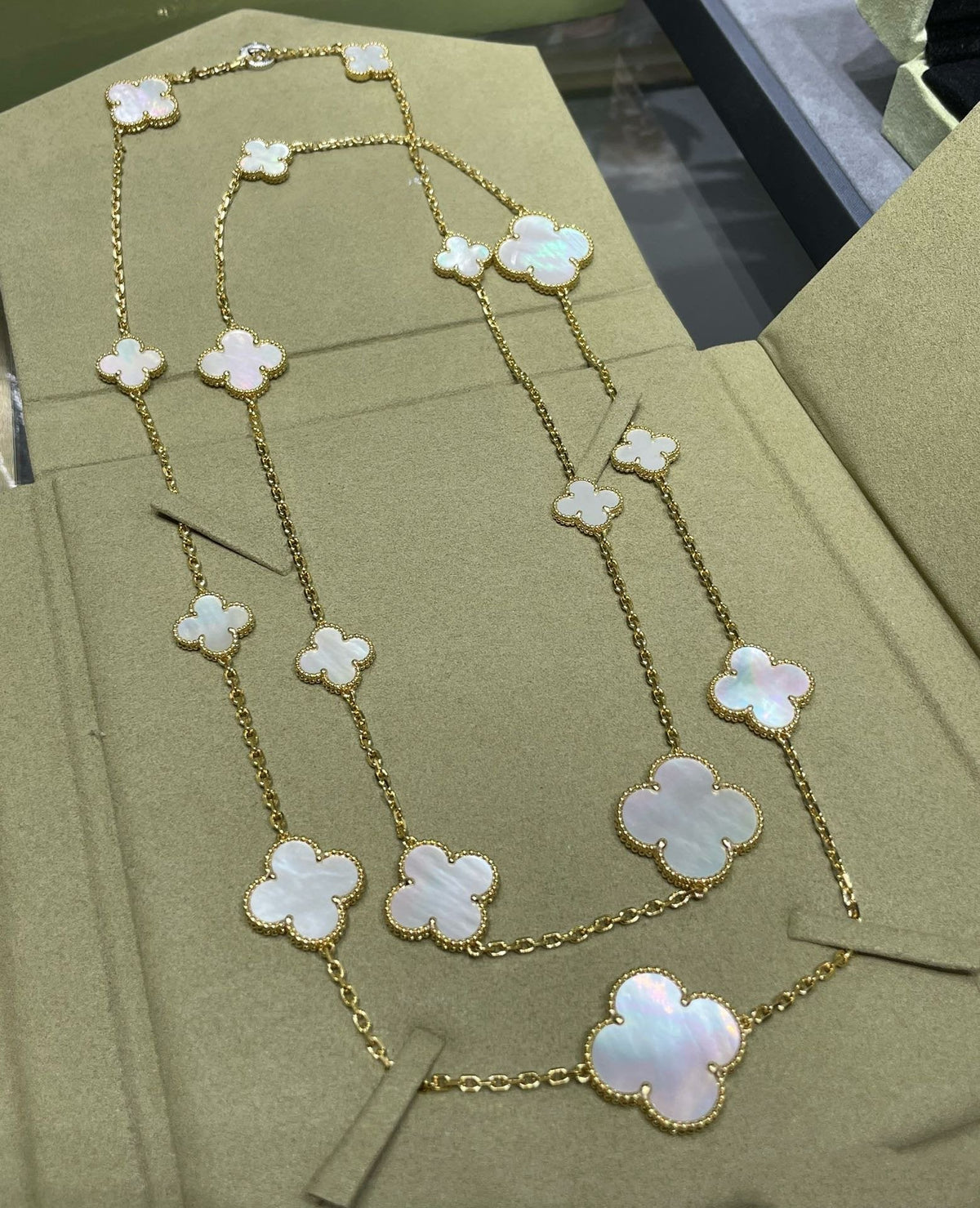 [Regalia Jewelry]CLOVER 16 MOTIF WHITE MOP GOLD NECKLACE