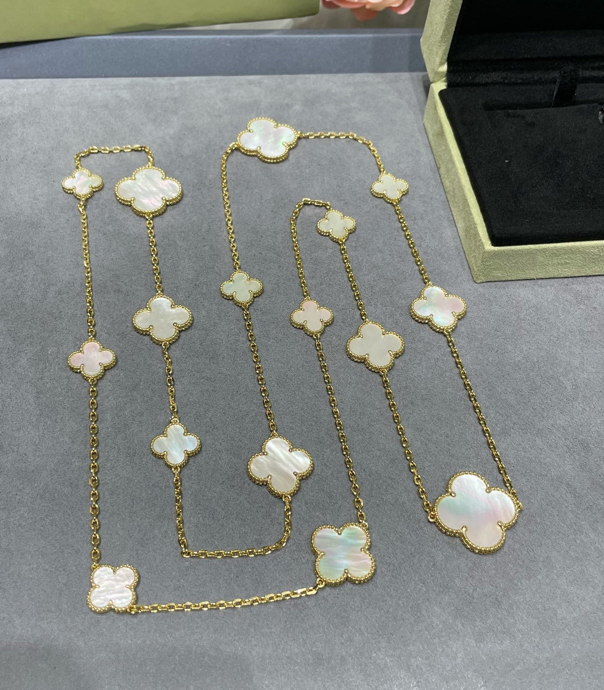 [Regalia Jewelry]CLOVER 16 MOTIF WHITE MOP GOLD NECKLACE