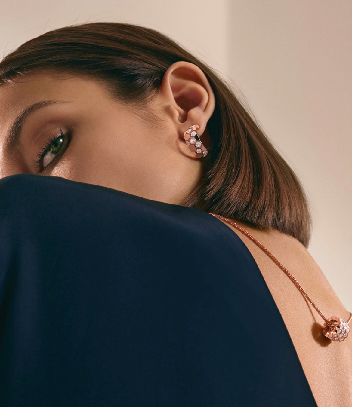 [Regalia Jewelry]BEE LOVE DIAMOND HOOP EARRINGS