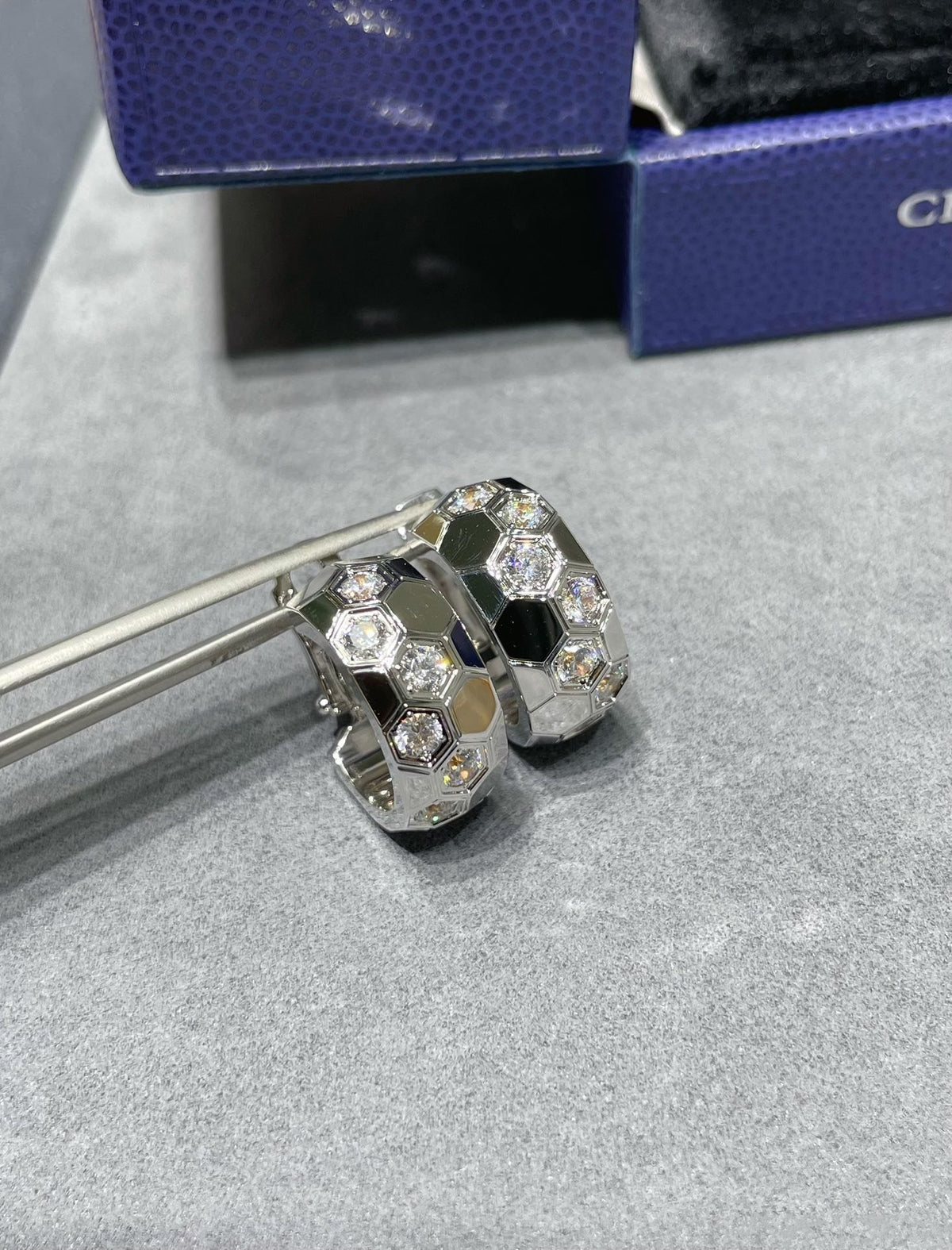 [Regalia Jewelry]BEE LOVE DIAMOND HOOP EARRINGS