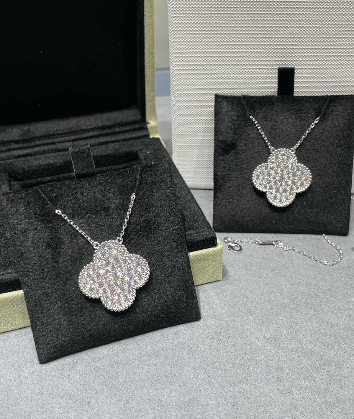 [Regalia Jewelry]CLOVER 25MM LARGE PENDANT DIAMOND PAVED SILVER NECKLACE