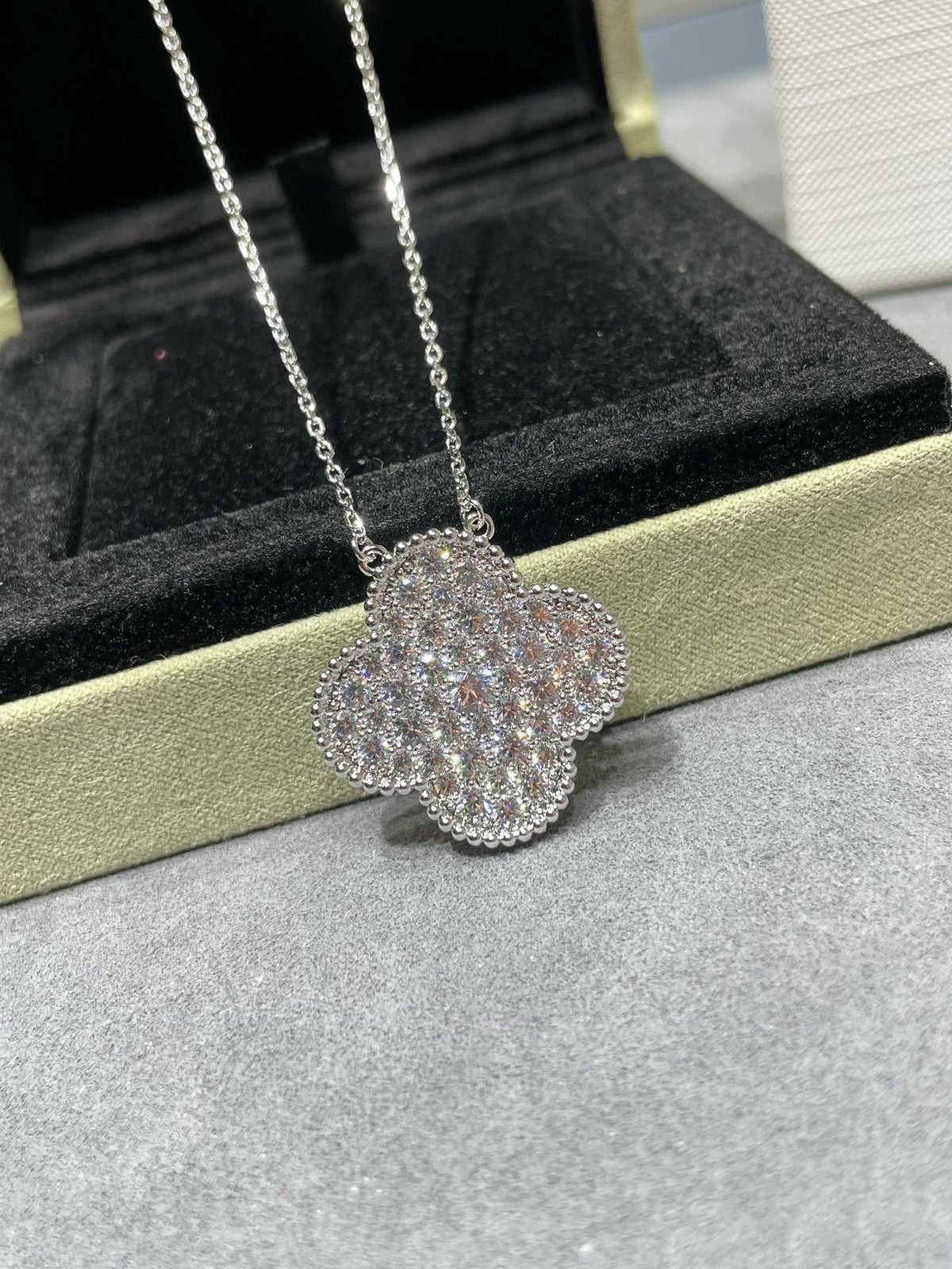 [Regalia Jewelry]CLOVER 25MM LARGE PENDANT DIAMOND PAVED SILVER NECKLACE