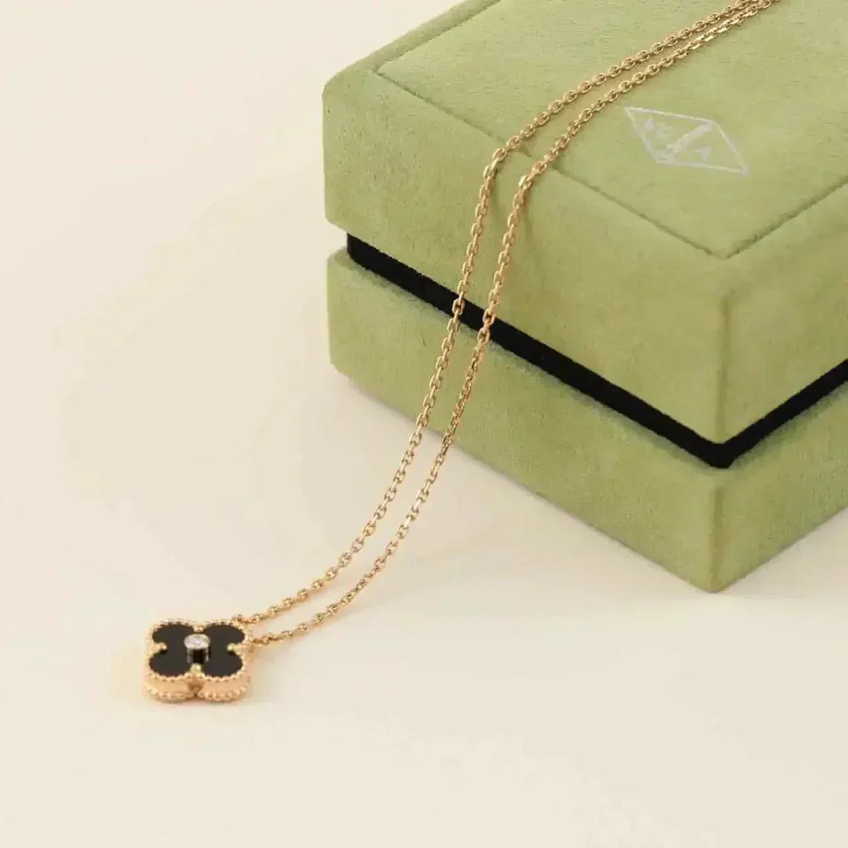 [Regalia Jewelry]CLOVER 15MM DIAMOND ONYX NECKLACE