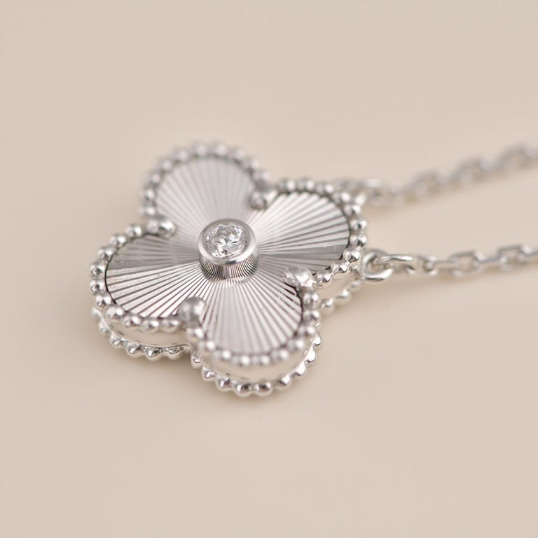 [Regalia Jewelry]CLOVER  15MM DIAMOND LASER NECKLACE SILVER