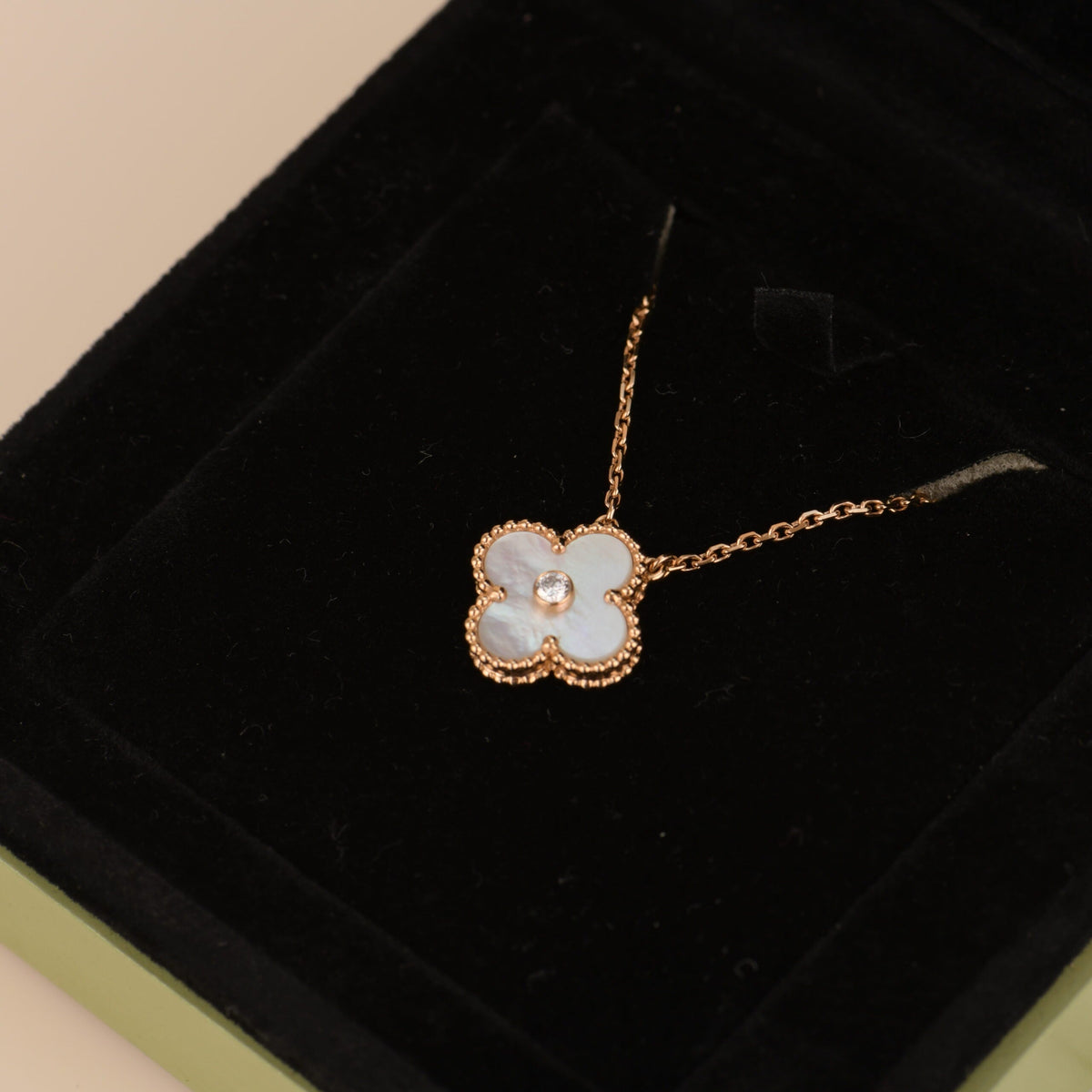 [Regalia Jewelry]CLOVER 15MM DIAMOND WHITE FRITILLARIA NECKLACE