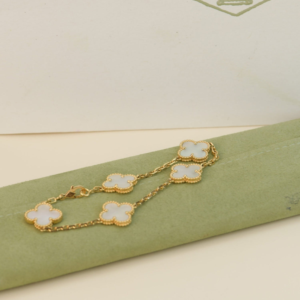 [Regalia Jewelry]CLOVER  5 MOTIF WHITE MOP BRACELET
