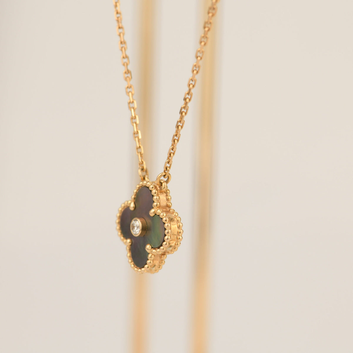 [Regalia Jewelry]CLOVER 15MM DIAMOND AND MOTHER-OF-GREY NECKLACE