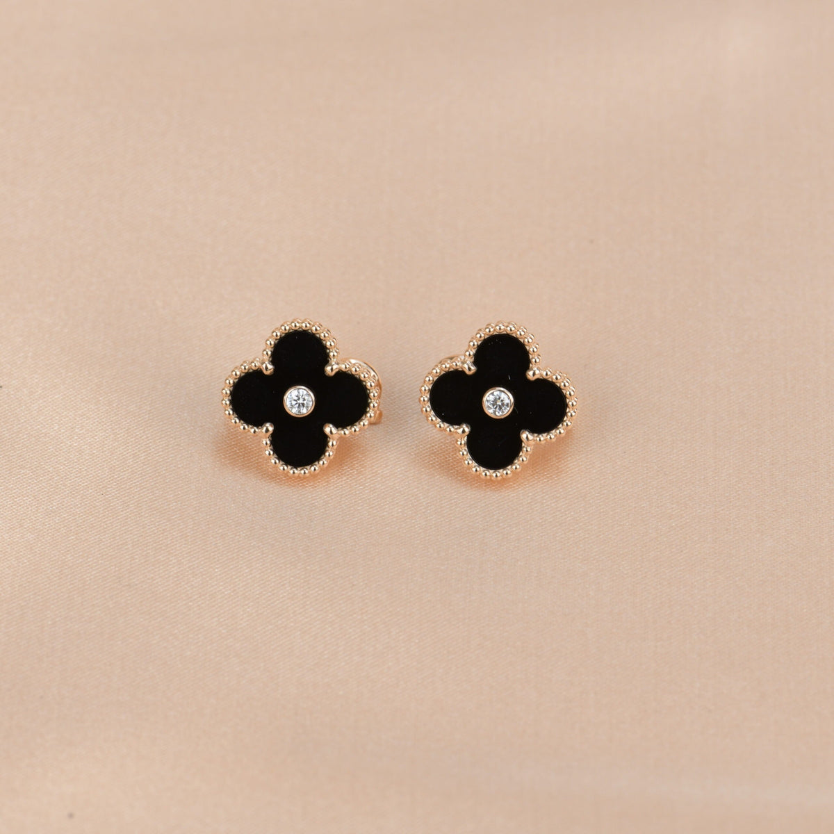 [Regalia Jewelry]CLOVER MEDIUM 1 MOTIFS ONYX DIAMOND EARRINGS