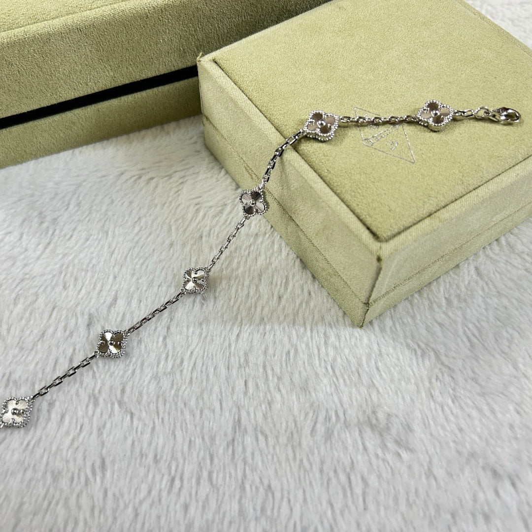 [Regalia Jewelry]CLOVER 6 MOTIF DIAMOND BRACELET