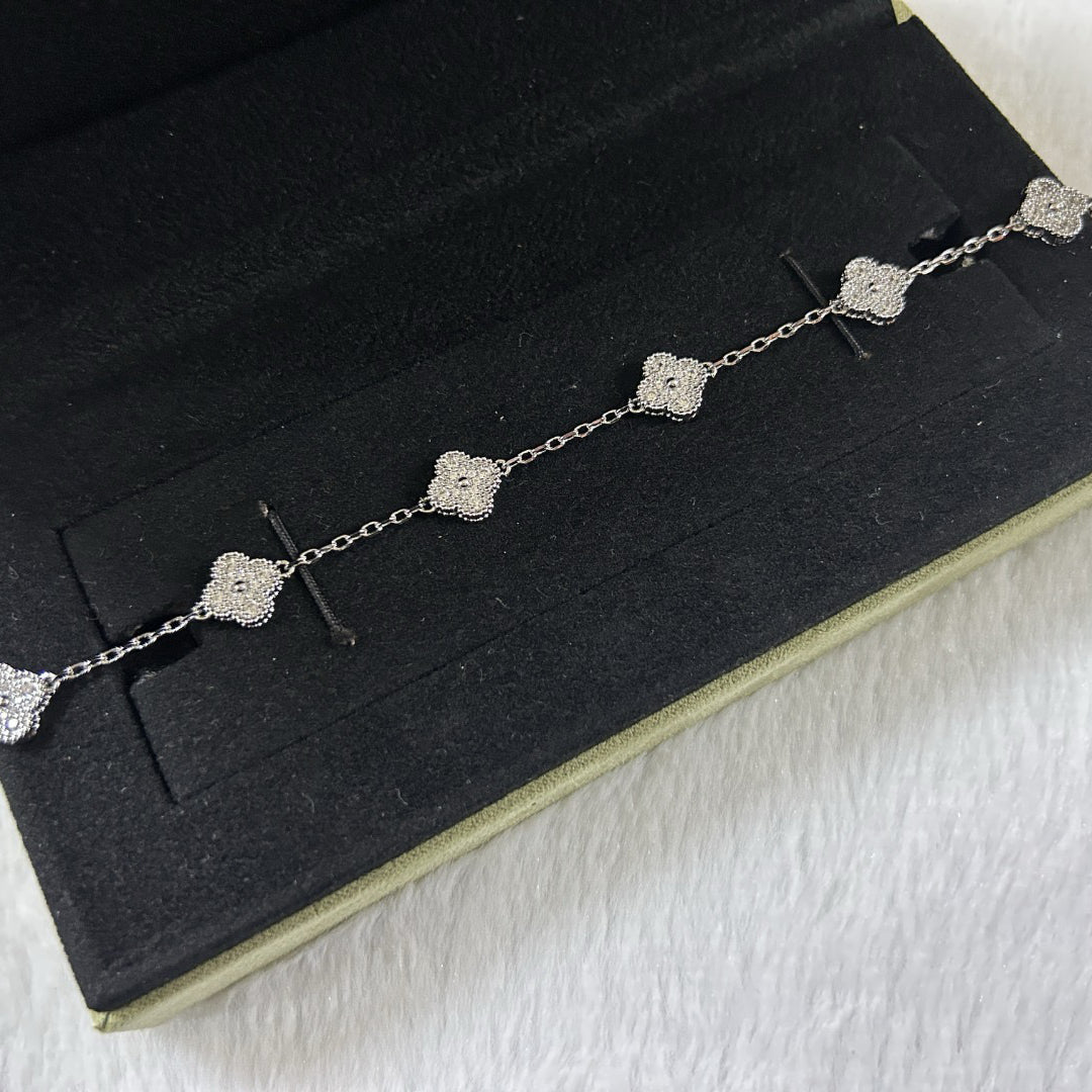 [Regalia Jewelry]CLOVER 6 MOTIF DIAMOND BRACELET