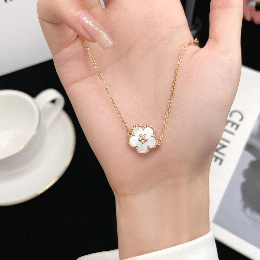 [Regalia Jewelry]LUCKY  WHITE MOP  PLUM BLOSSOM NECKLACE