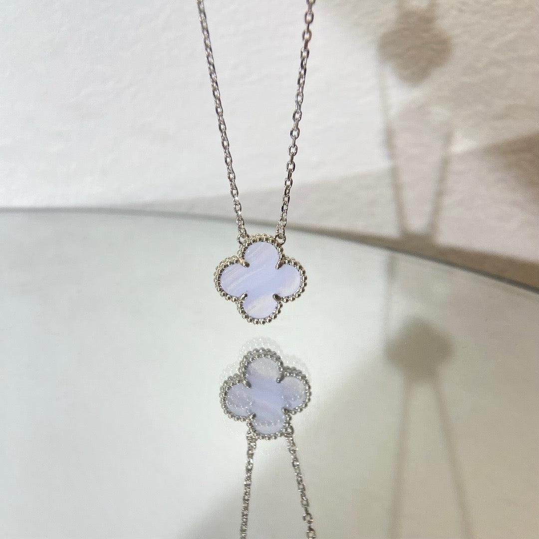 [Regalia Jewelry]CLOVER 15MM BLUE CHALCEDONY NECKLACE SILVER