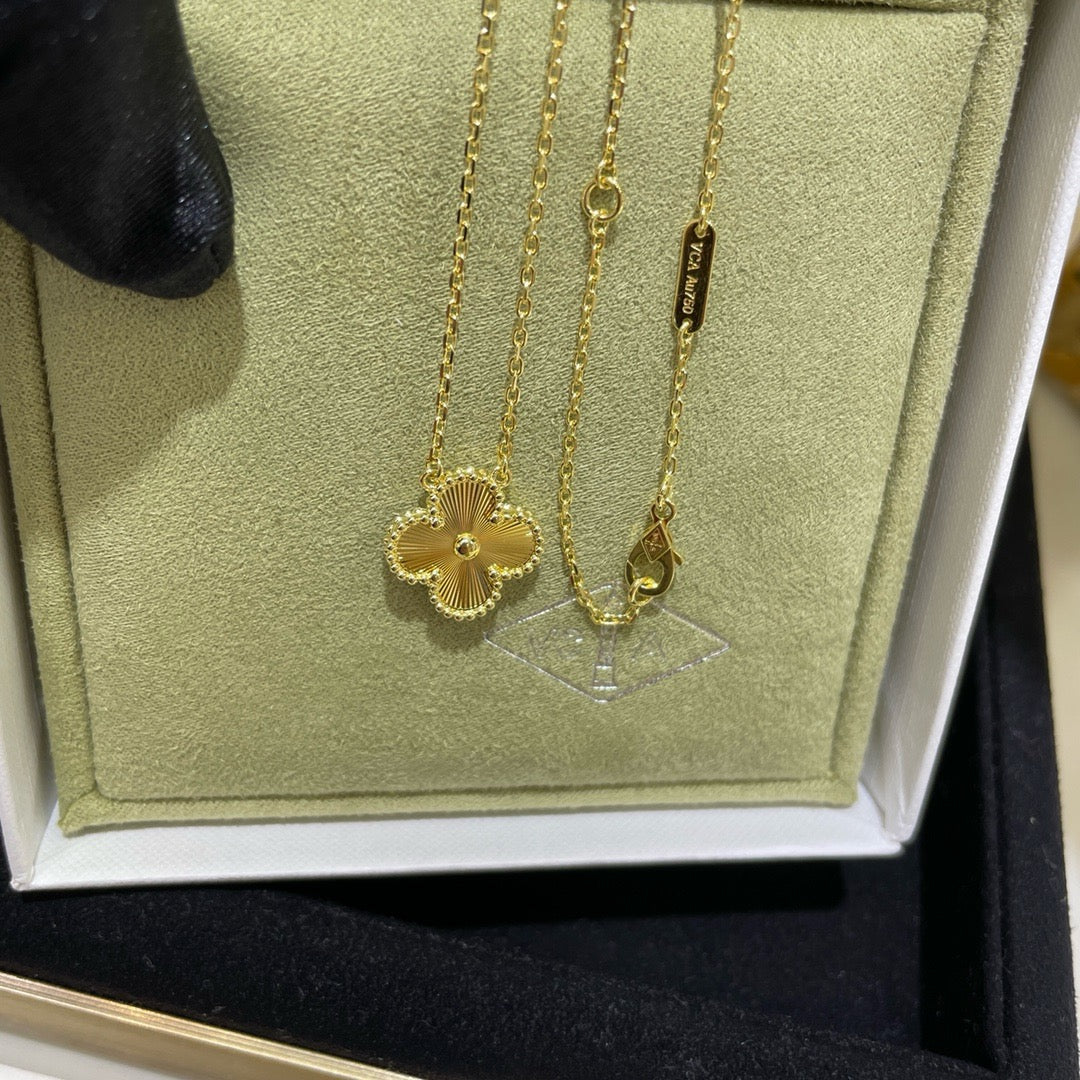 [Regalia Jewelry]CLOVER 15MM LASER NECKLACE