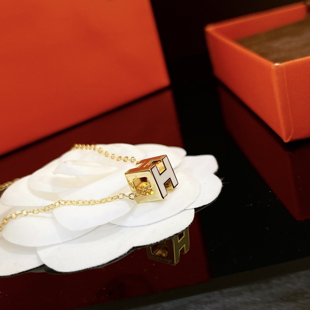 [Regalia Jewelry]H WHITE SQUARE GOLD NECKLACE