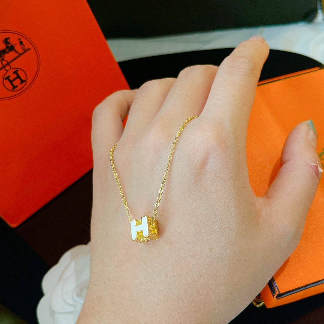 [Regalia Jewelry]H WHITE SQUARE GOLD NECKLACE
