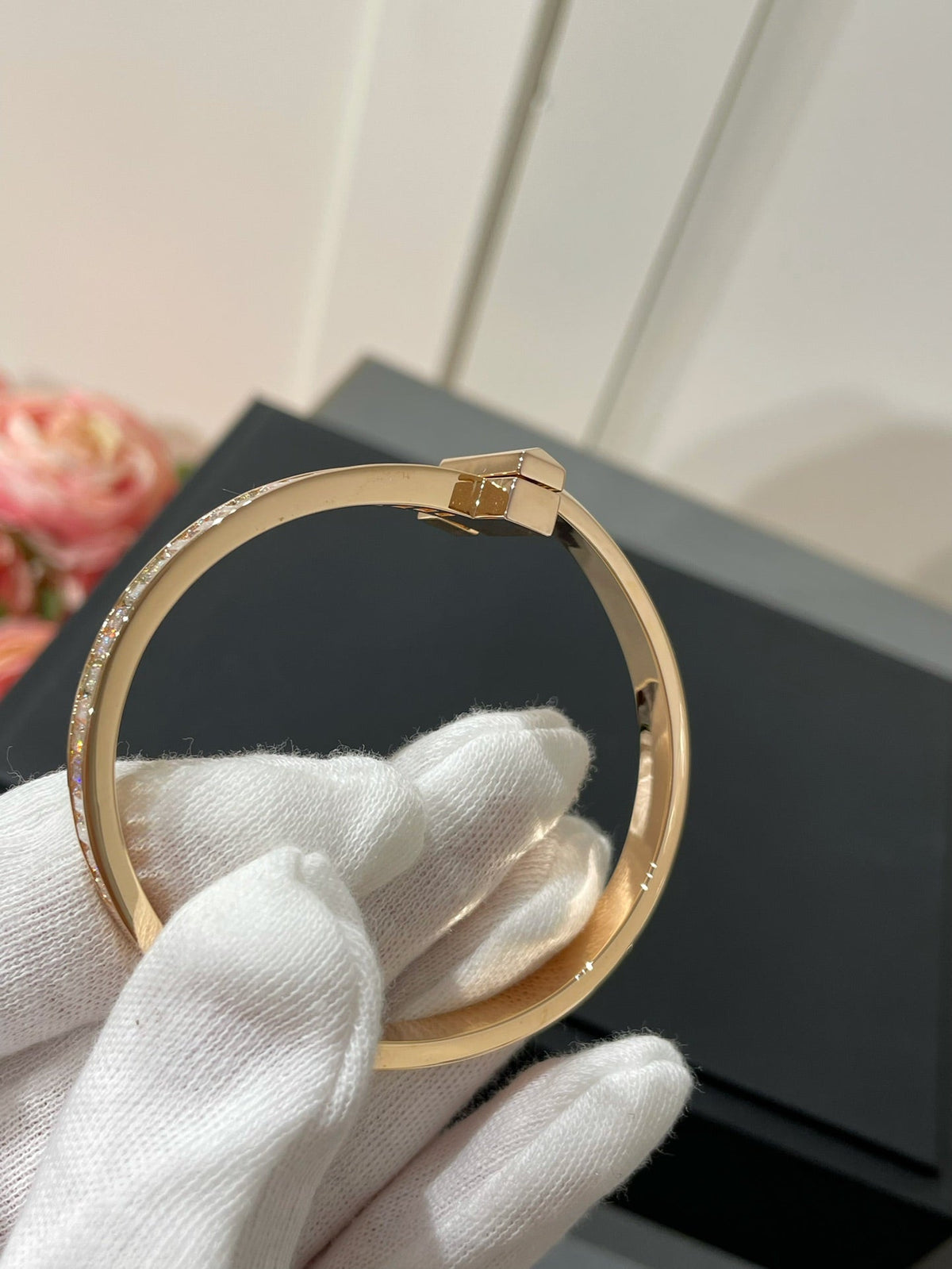 [Regalia Jewels]WIDE HINGED BANGLE PINK GOLD WITH BAGUETTE DIAMONDS