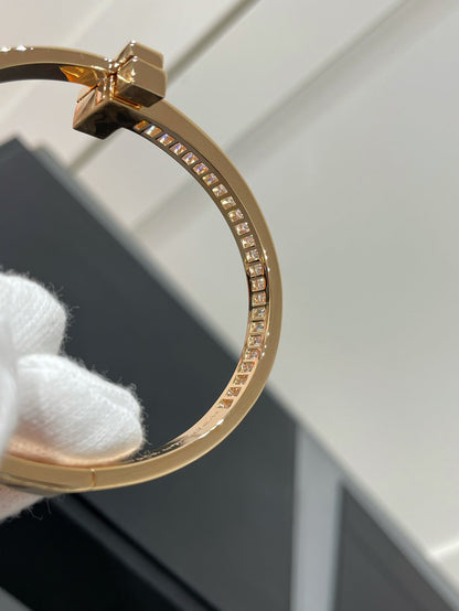 [Regalia Jewels]WIDE HINGED BANGLE PINK GOLD WITH BAGUETTE DIAMONDS
