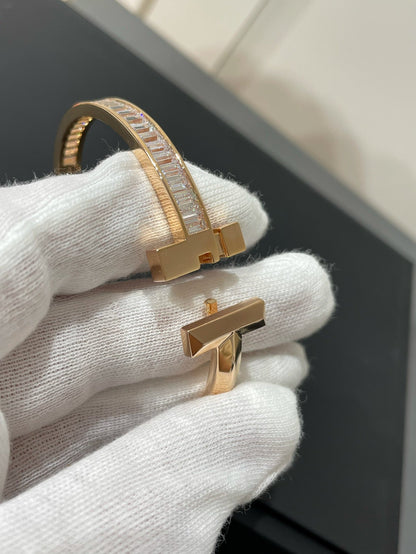 [Regalia Jewels]WIDE HINGED BANGLE PINK GOLD WITH BAGUETTE DIAMONDS