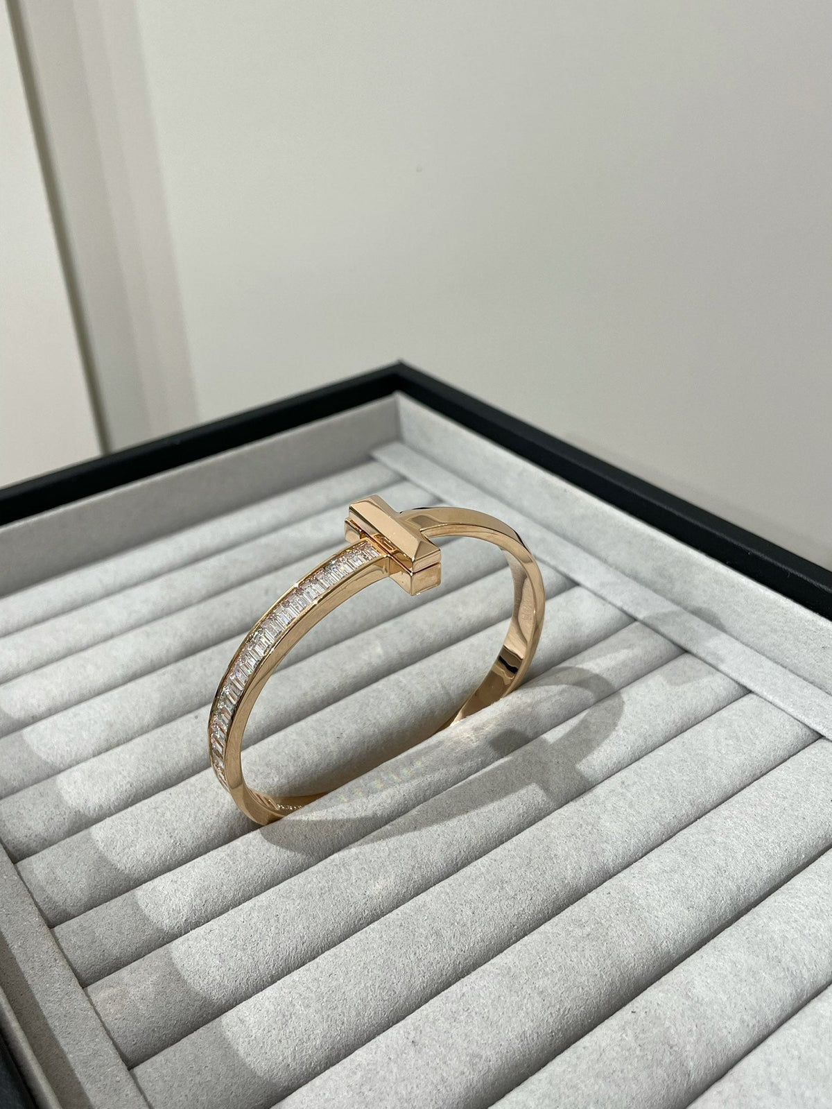[Regalia Jewels]WIDE HINGED BANGLE PINK GOLD WITH BAGUETTE DIAMONDS
