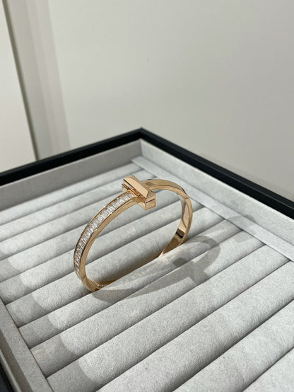 [Regalia Jewels]WIDE HINGED BANGLE PINK GOLD WITH BAGUETTE DIAMONDS