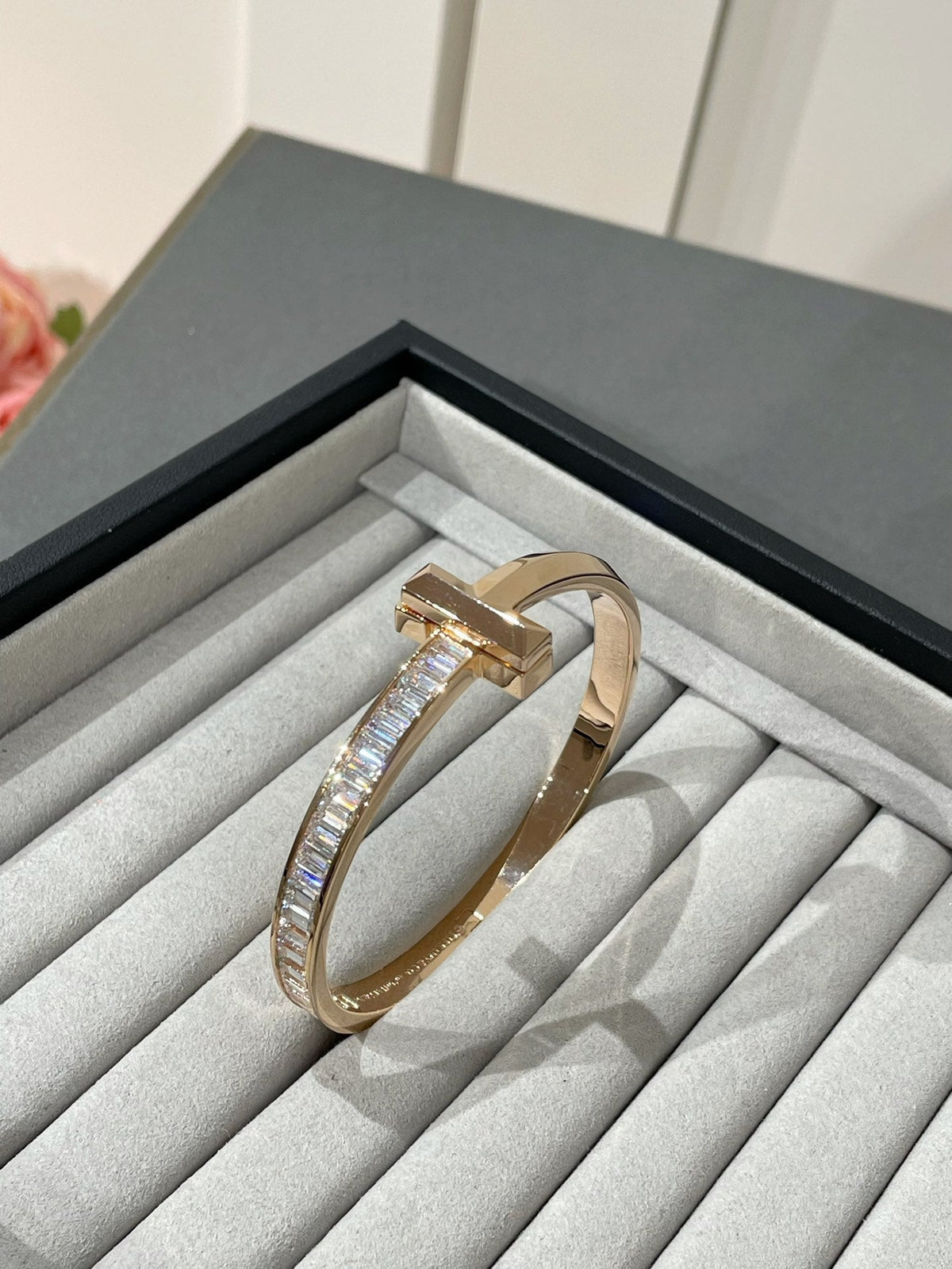[Regalia Jewels]WIDE HINGED BANGLE PINK GOLD WITH BAGUETTE DIAMONDS