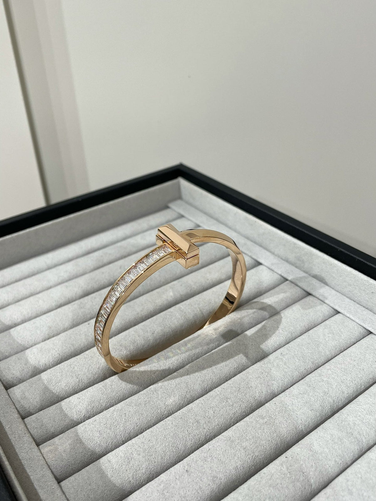 [Regalia Jewels]WIDE HINGED BANGLE PINK GOLD WITH BAGUETTE DIAMONDS