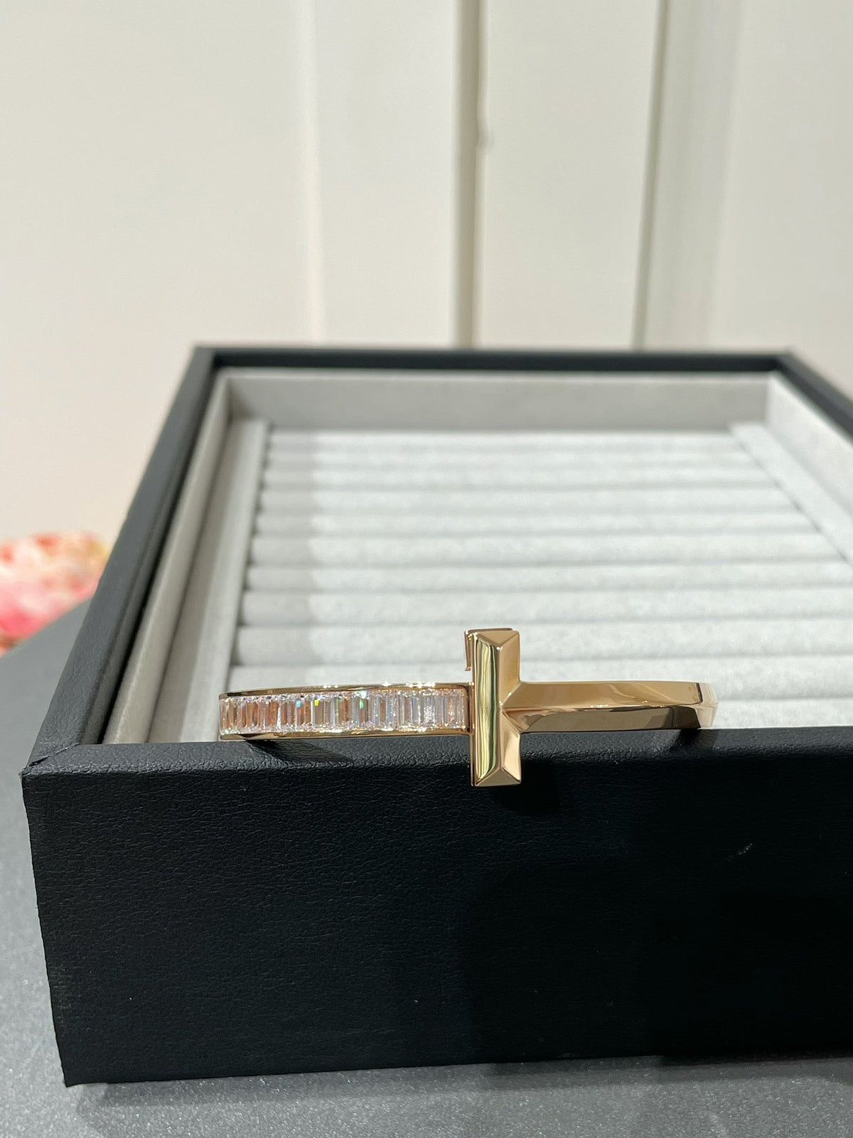 [Regalia Jewels]WIDE HINGED BANGLE PINK GOLD WITH BAGUETTE DIAMONDS