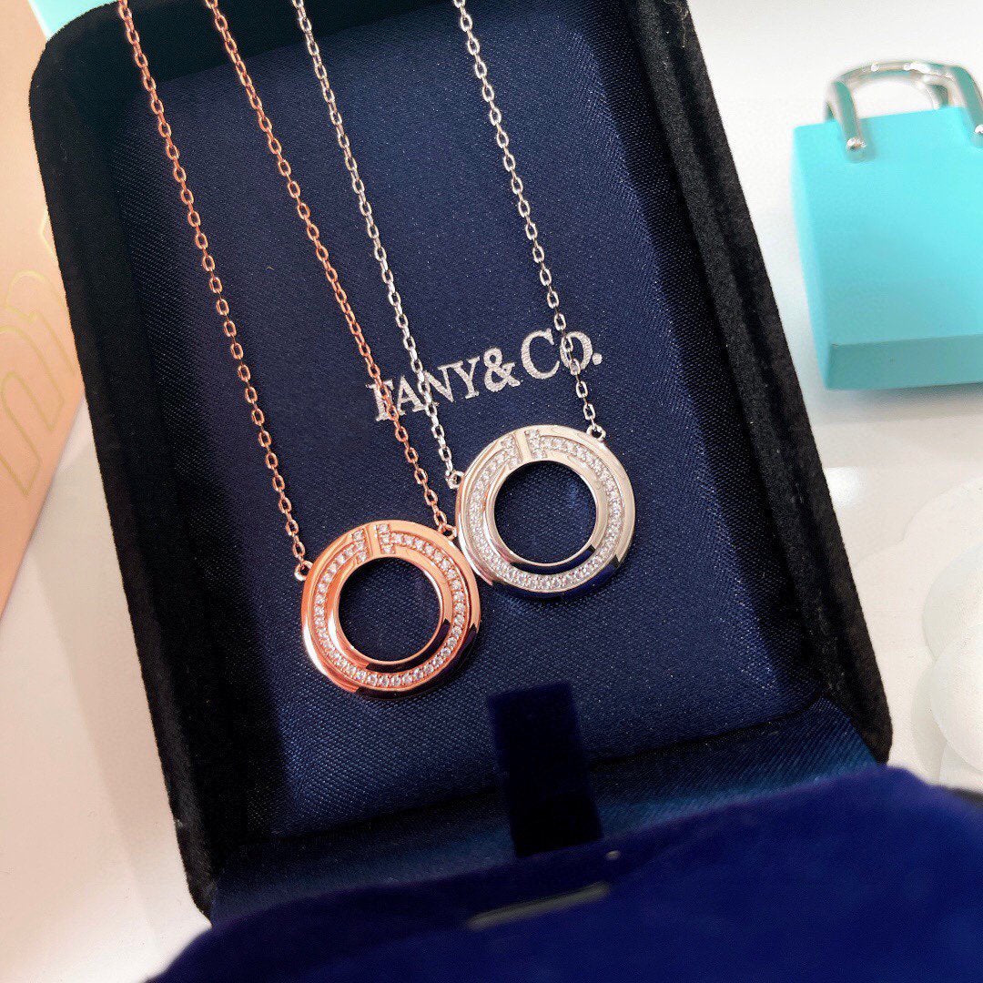 [Regalia Jewels]DIAMOND AND MOTHER OF PEARL CIRCLE PENDANT