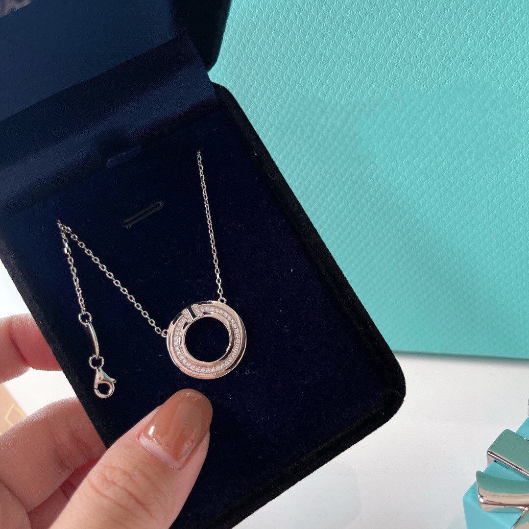 [Regalia Jewels]DIAMOND AND MOTHER OF PEARL CIRCLE PENDANT