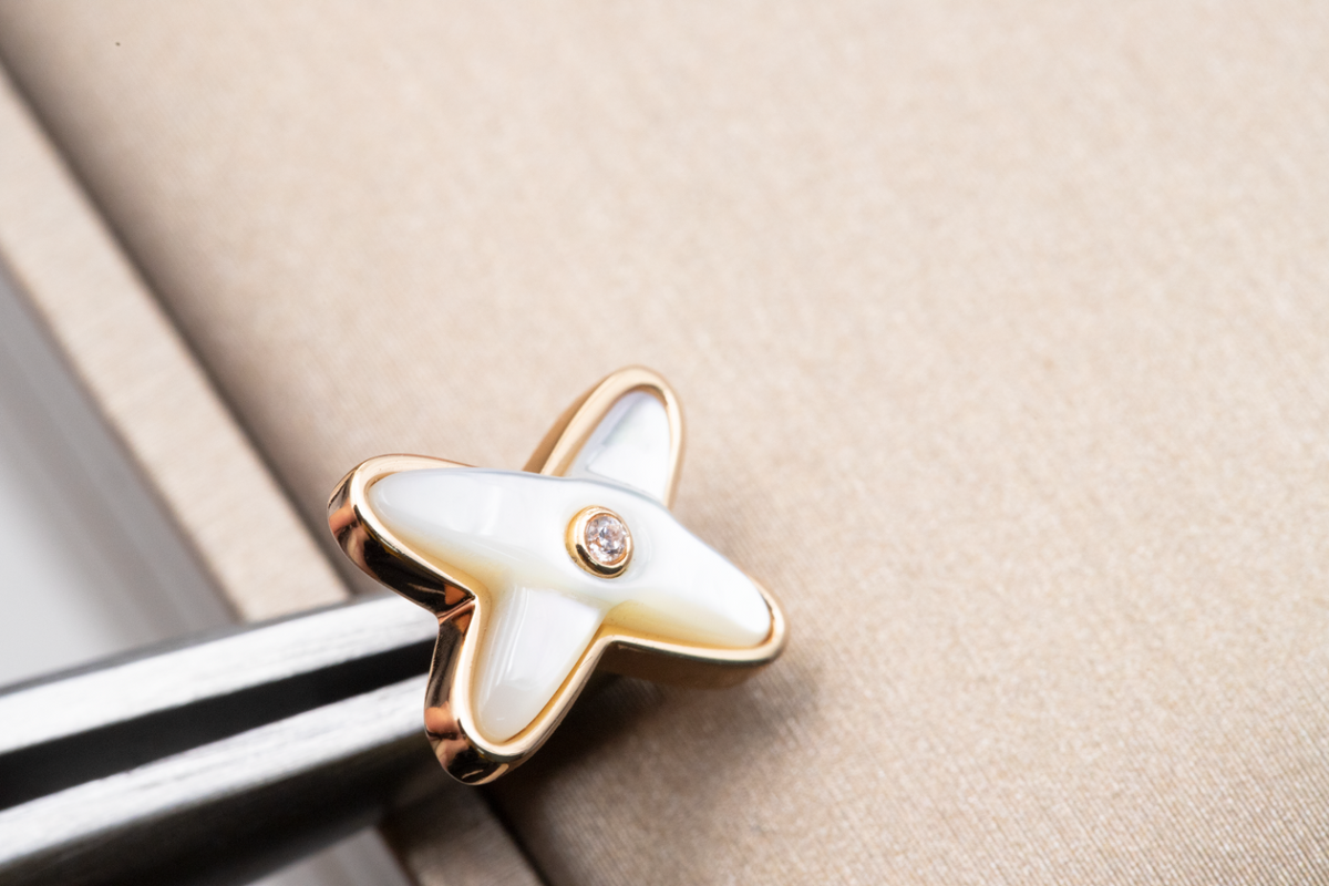[Regalia Jewelry]JEUX DE WHITE MOP PINK GOLD DIAMOND EARRINGS