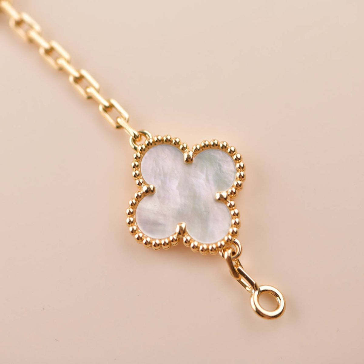 [Regalia Jewelry]CLOVER  5 MOTIF WHITE MOP BRACELET