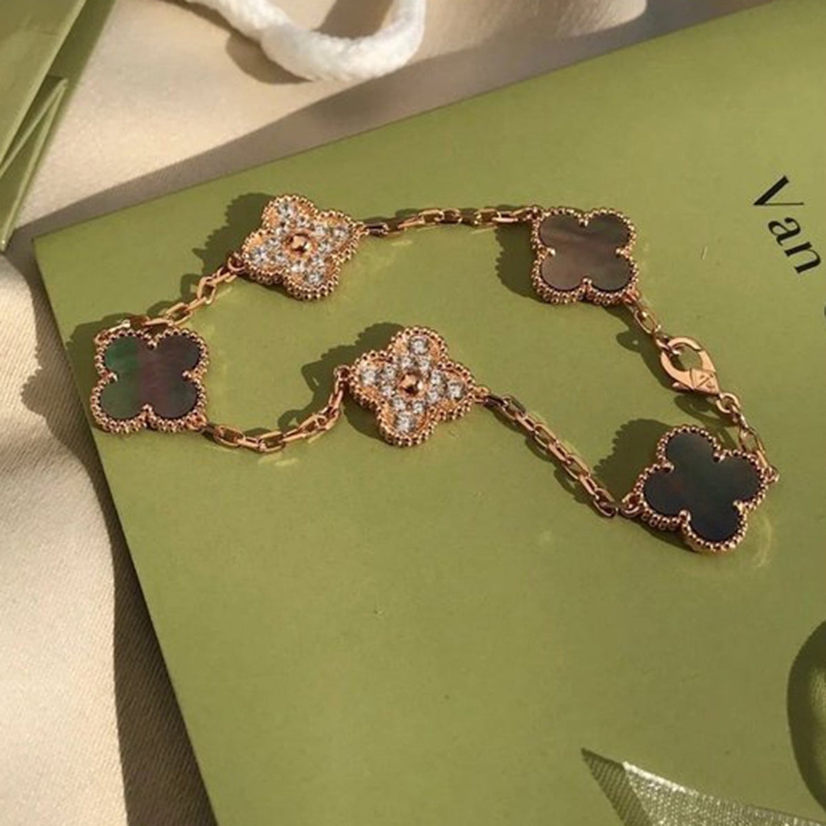 [Regalia Jewelry]CLOVER 5 MOTIF GRAY MOP DIAMOND BRACELET