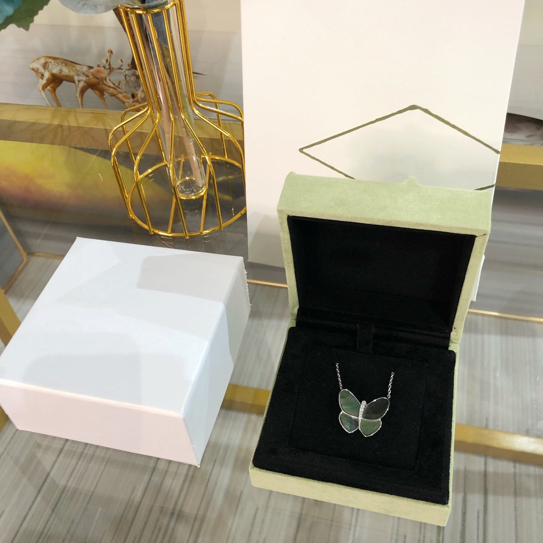 [Regalia Jewelry]LARGE BUTTERFLY SILVER PENDANT DIAMOND NECKLACE